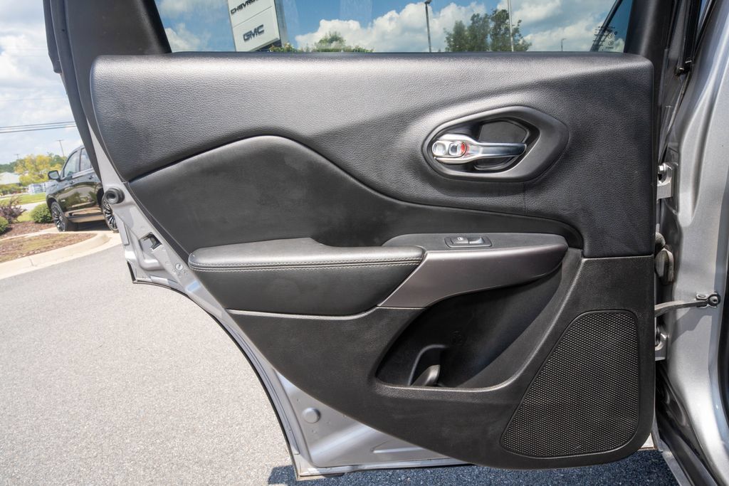 Used 2019 Jeep Cherokee Limited AWD/4WD image 17