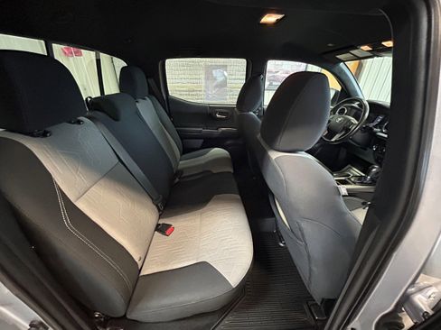 Used 2020 Toyota Tacoma TRD Sport w/ Technology Package image 5