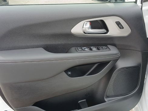 Used 2024 Chrysler Pacifica Premium image 24