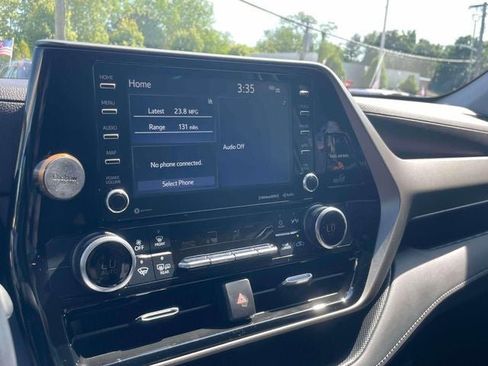 Used 2022 Toyota Highlander LE AWD/4WD image 28