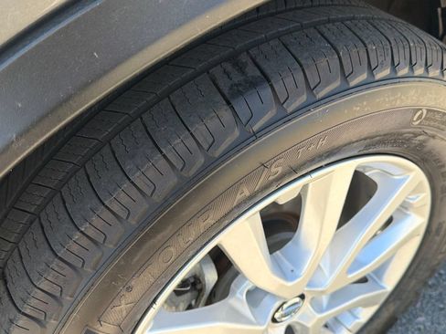 Used 2017 Nissan Rogue SV AWD/4WD image 23