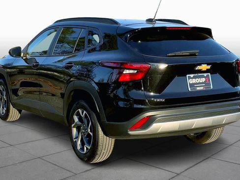 Used 2025 Chevrolet Trax LT w/ LT Convenience Package image 12