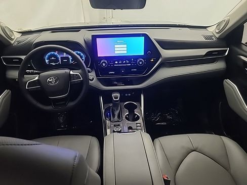 Used 2025 Toyota Highlander Platinum AWD/4WD image 26