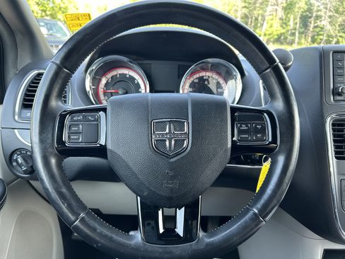 Used 2019 Dodge Grand Caravan SXT FWD image 11