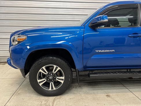 Used 2018 Toyota Tacoma TRD Sport image 4