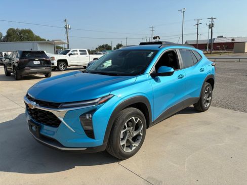 Used 2025 Chevrolet Trax LT FWD image 1