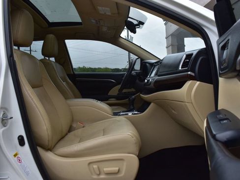 Used 2015 Toyota Highlander Limited FWD image 16