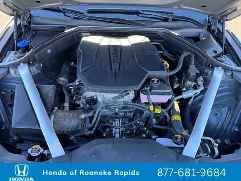 Used 2024 Genesis G70 2.5T image 8