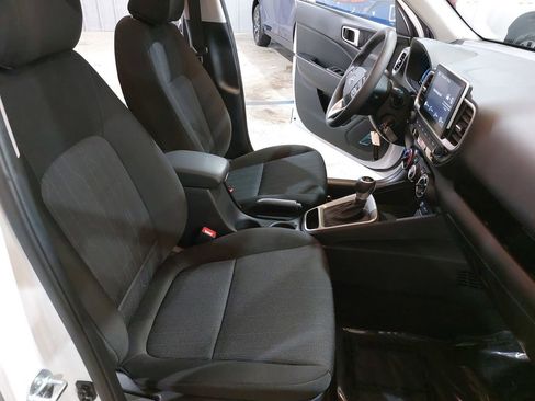 Certified 2025 Hyundai Venue SE FWD image 10
