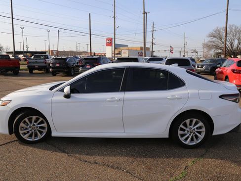 Used 2021 Toyota Camry LE image 3