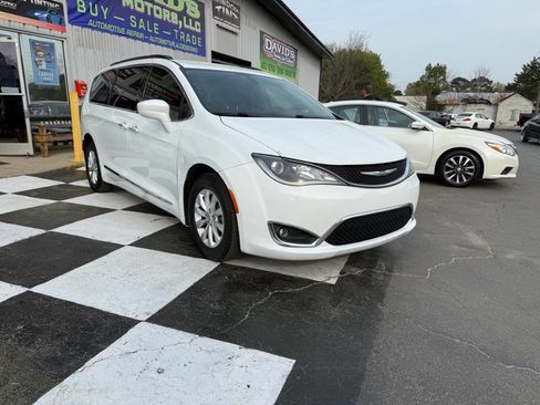 Used 2017 Chrysler Pacifica Touring-L image 3