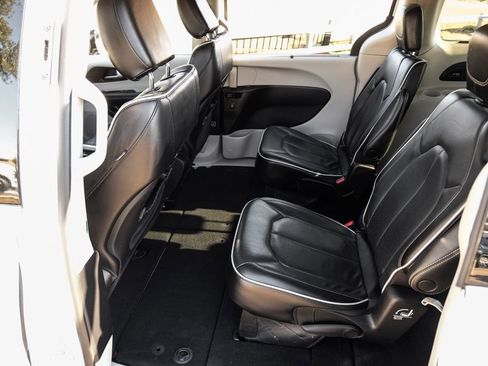 Used 2023 Chrysler Pacifica Limited image 40