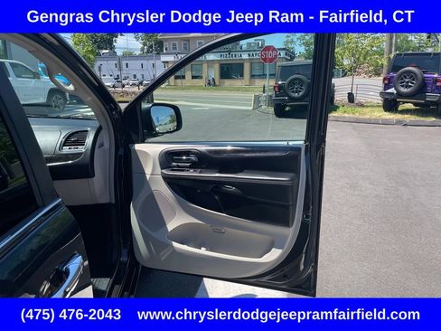 Used 2015 Chrysler Town & Country Touring w/ Driver Convenience Group FWD image 12