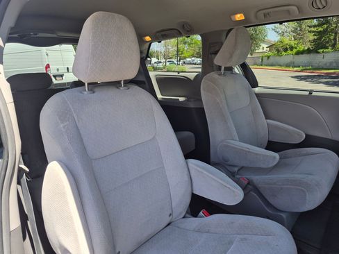 Used 2016 Toyota Sienna LE AWD/4WD image 31
