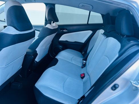 Used 2017 Toyota Prius Two w/ Preferred Accessory Package FWD image 15
