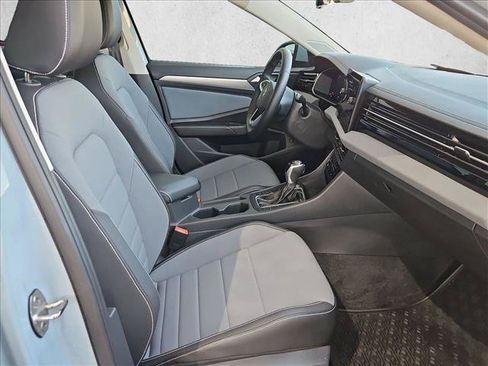 Used 2025 Volkswagen Jetta SE FWD image 18