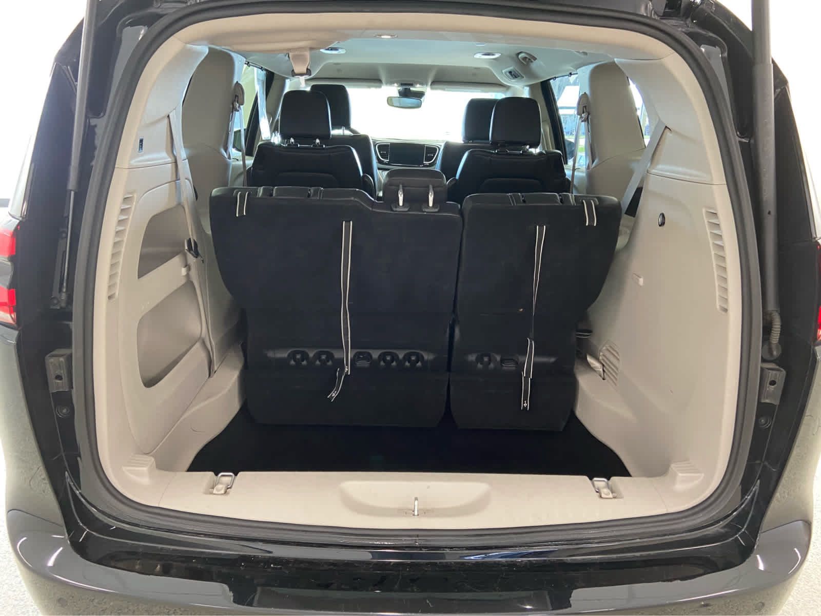 Used 2024 Chrysler Pacifica Touring-L FWD image 12