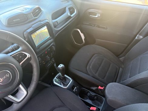 Used 2020 Jeep Renegade Latitude FWD image 16