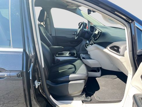 Used 2024 Chrysler Pacifica Touring-L FWD image 27