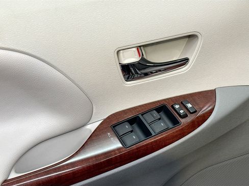 Used 2013 Toyota Sienna XLE image 20
