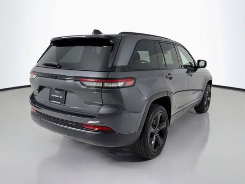 Used 2022 Jeep Grand Cherokee Altitude AWD/4WD image 24