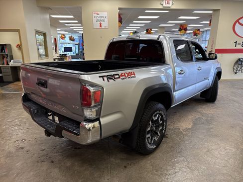Used 2022 Toyota Tacoma TRD Off-Road image 11