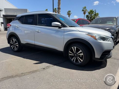 Used 2018 Nissan Kicks SV FWD image 2