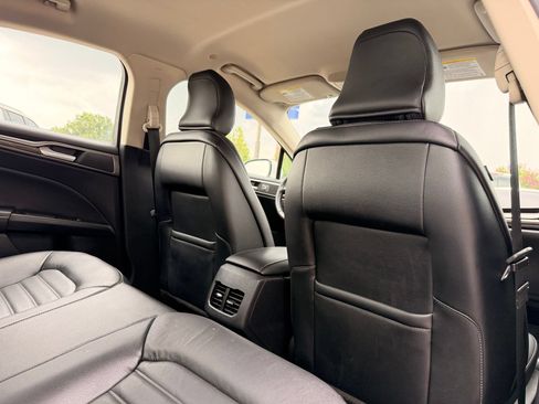 Used 2017 Ford Fusion SE w/ Equipment Group 602A FWD image 18