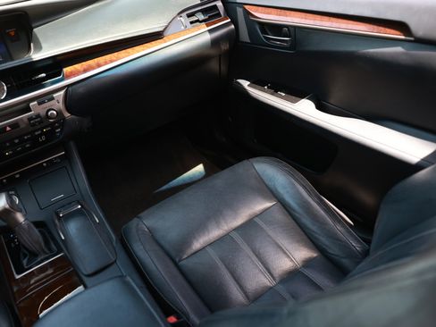 Used 2016 Lexus ES 350 w/ Luxury Package w/Wood Trim FWD image 26