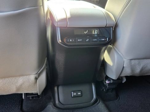 Used 2024 Toyota Highlander XLE FWD image 14