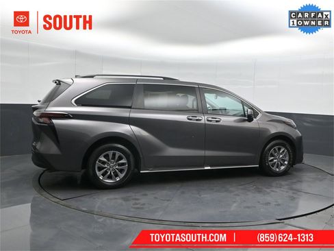Used 2023 Toyota Sienna XLE image 3