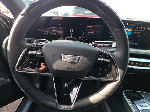 Used 2024 Cadillac Lyriq Luxury AWD/4WD image 7