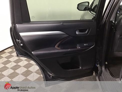 Used 2017 Toyota Highlander XLE image 19