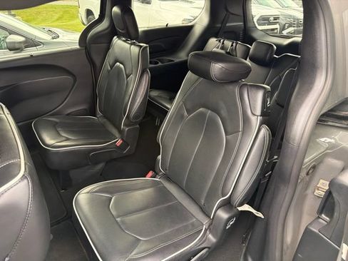 Used 2025 Chrysler Pacifica Limited FWD image 19