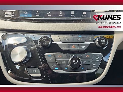 Used 2023 Chrysler Pacifica Touring-L FWD image 20