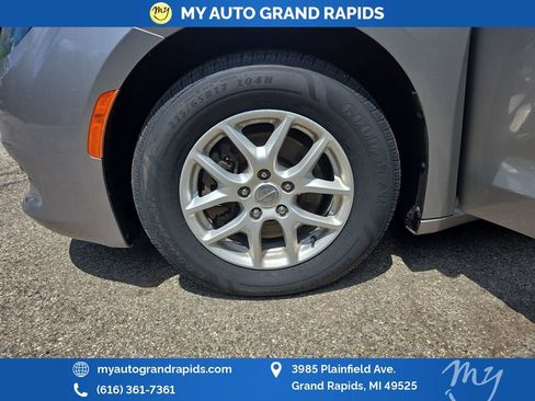 Used 2017 Chrysler Pacifica Touring FWD image 29