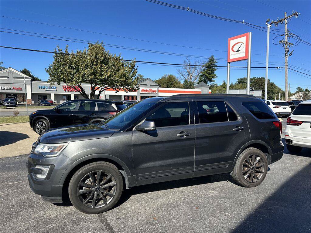 Used 2017 Ford Explorer XLT w/ Equipment Group 202A AWD/4WD image 6