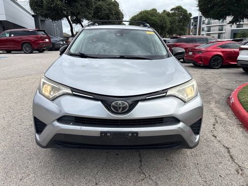 Used 2018 Toyota RAV4 LE FWD image 8
