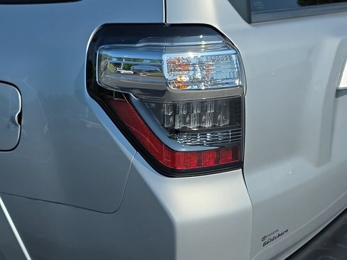 Used 2022 Toyota 4Runner SR5 Premium w/ Moonroof Package RWD image 33