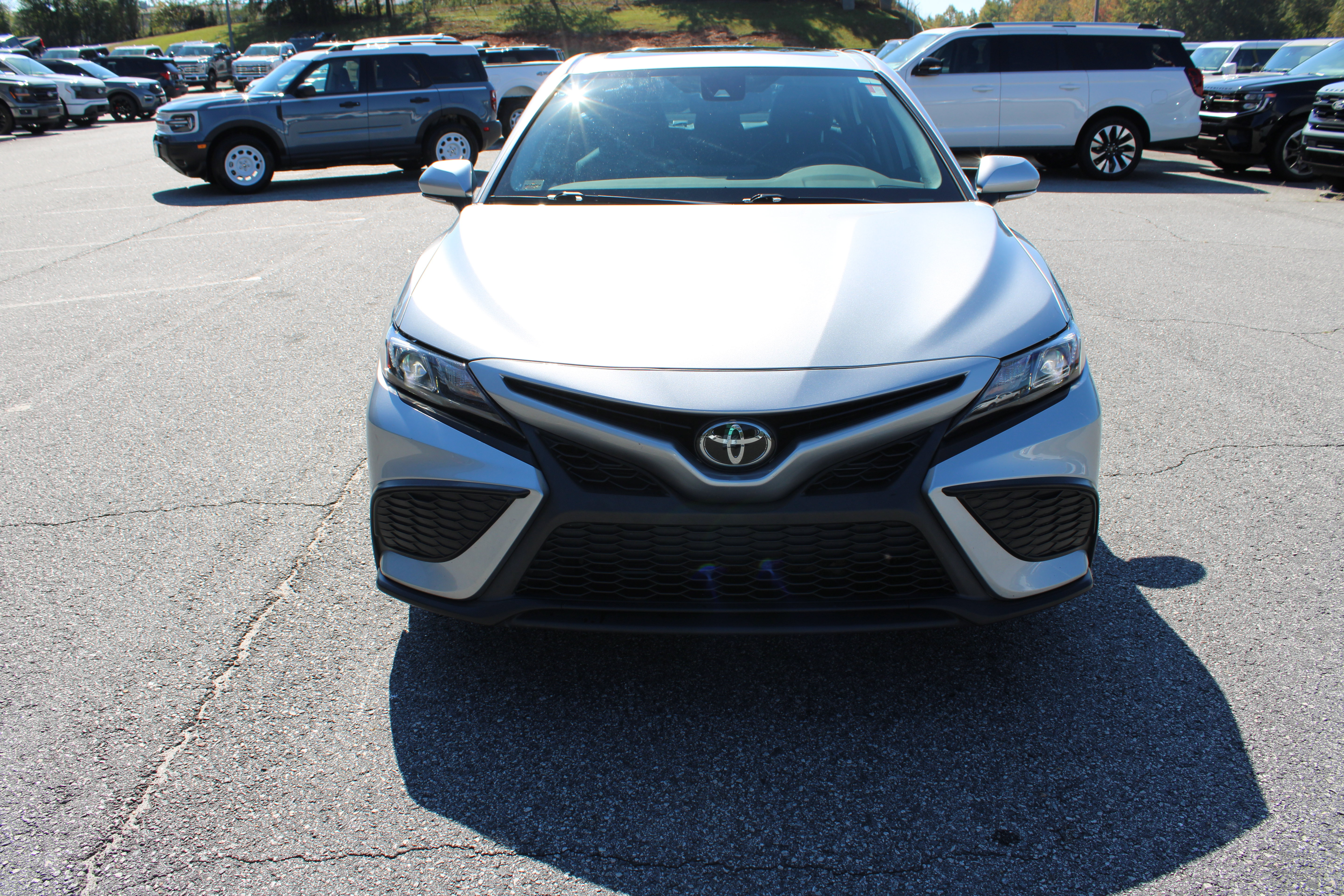 Used 2022 Toyota Camry SE w/ Audio Upgrade Package FWD image 3