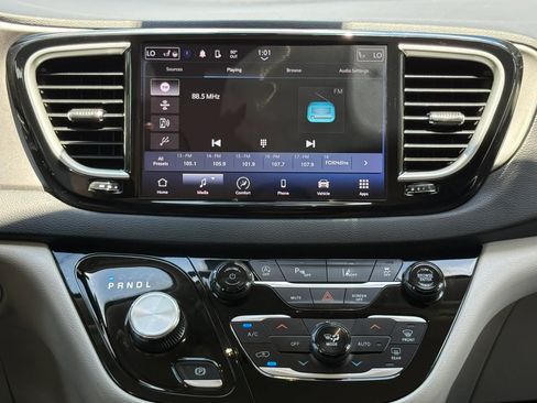 Used 2023 Chrysler Pacifica Touring-L FWD image 9
