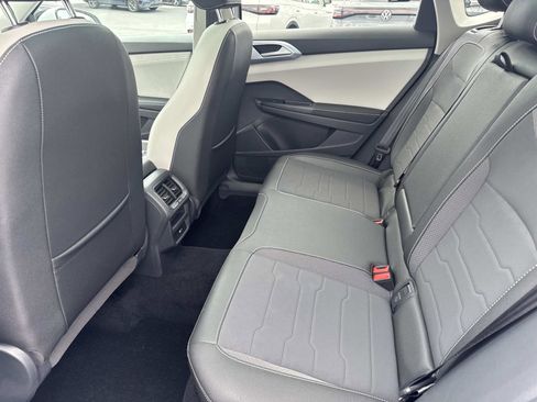 Used 2025 Volkswagen Taos SE w/ Panoramic Sunroof Package image 11