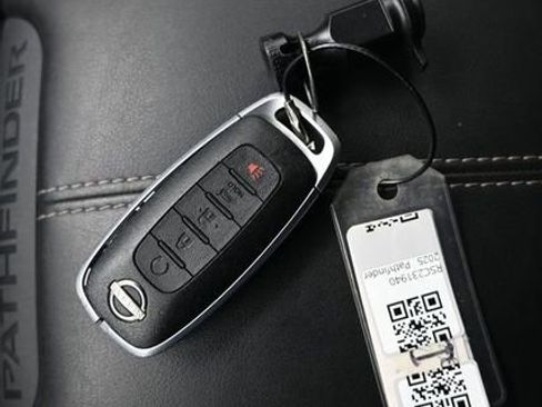 Used 2025 Nissan Pathfinder SL image 10