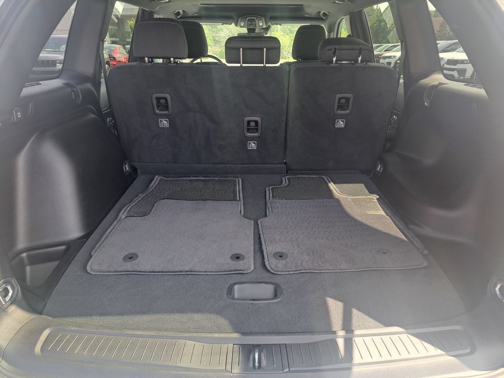 Certified 2025 Jeep Grand Cherokee Laredo X AWD/4WD image 34