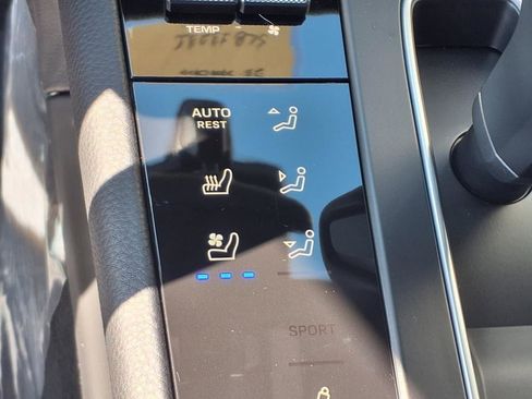 Certified 2025 Porsche Macan image 9