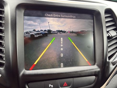 Used 2018 Jeep Cherokee Limited AWD/4WD image 12