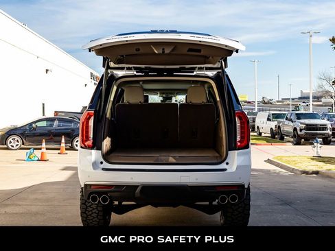 Used 2024 GMC Yukon XL Denali w/ Advanced Technology Package image 9