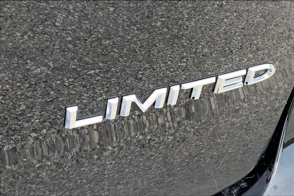 Used 2026 Chrysler Pacifica Limited FWD image 8