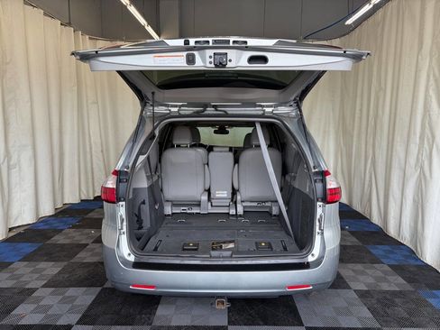 Used 2019 Toyota Sienna XLE FWD image 11