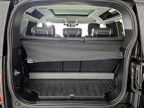 Used 2023 Land Rover Defender 90 SE image 30